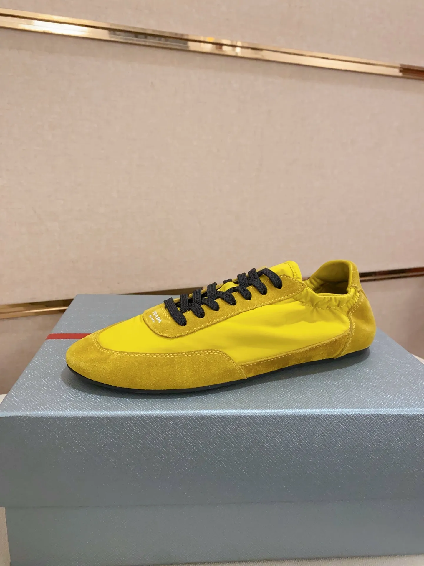 Men's shoes 💰 500💰 ✔️✔️✔️High version High-quality new PRADA counters are launched simultaneously. The new men's shoes and 😘fabrics are selected from first-layer cow suede and waterproof fabrics, and are made by pure handicrafts. Lining: Full sheepskin lining. 👍🏿 High-end ☄️ air-cushion molded anti-slip rubber outsole, exquisite lines, simple and elegant, comfortable and high-end for leisure travel. Number of yards: 38 to 44. Can be customized45